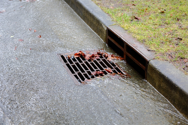 You are currently viewing Man forced to clear drain in front of house